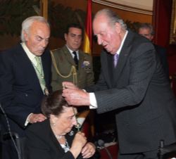 Su Majestad el Rey Don Juan Carlos impone la medalla de Oro de la Real Academia Nacional de Medicina a Su Alteza Real la Infanta Doña Margarita, en pr